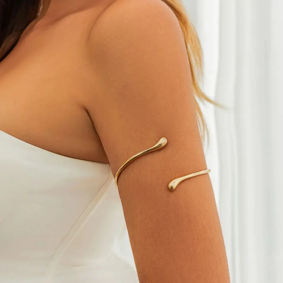 Aura Geometrische Gedraaide Cuff Armband voor Vrouwen - Verstelbare Waterdruppel Sieraad voor Feestjes en Speciale Gelegenheden